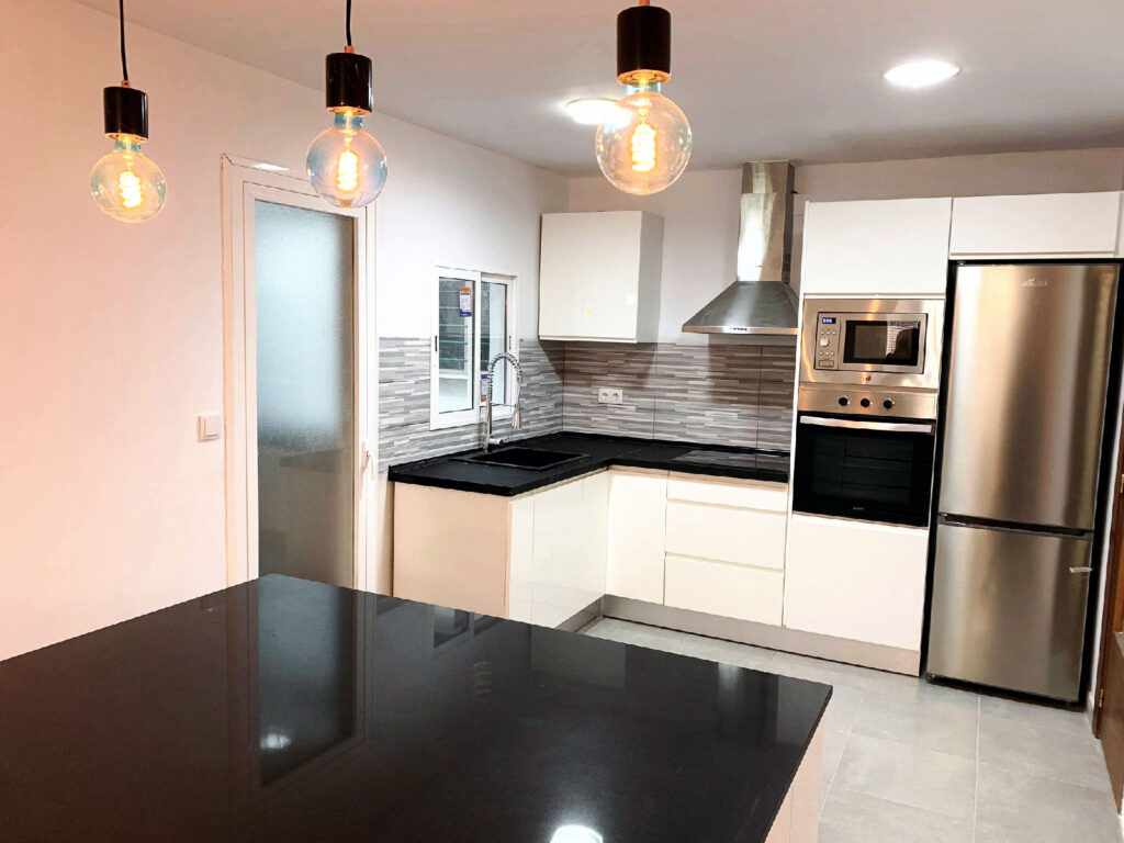 Foto de cocina reformada con diseño funcional en Valencia para reforma integral de una piso dedicado a alquiler vacacional