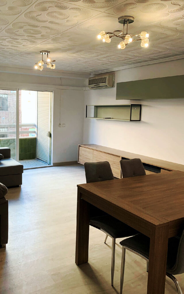 Detalle de salón en reforma funcional de un piso en Valencia dedicado al alquiler para estudiantes en zona universitaria