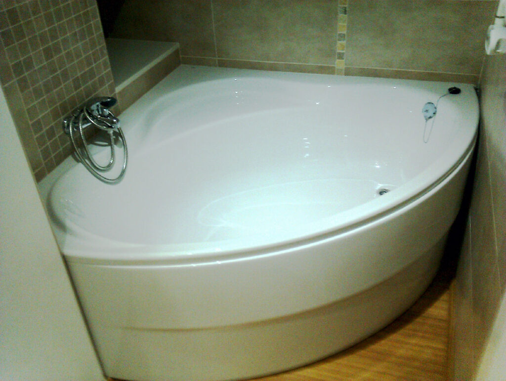 Reforma baño familiar con bañera circular Barrio Mestalla – Valencia