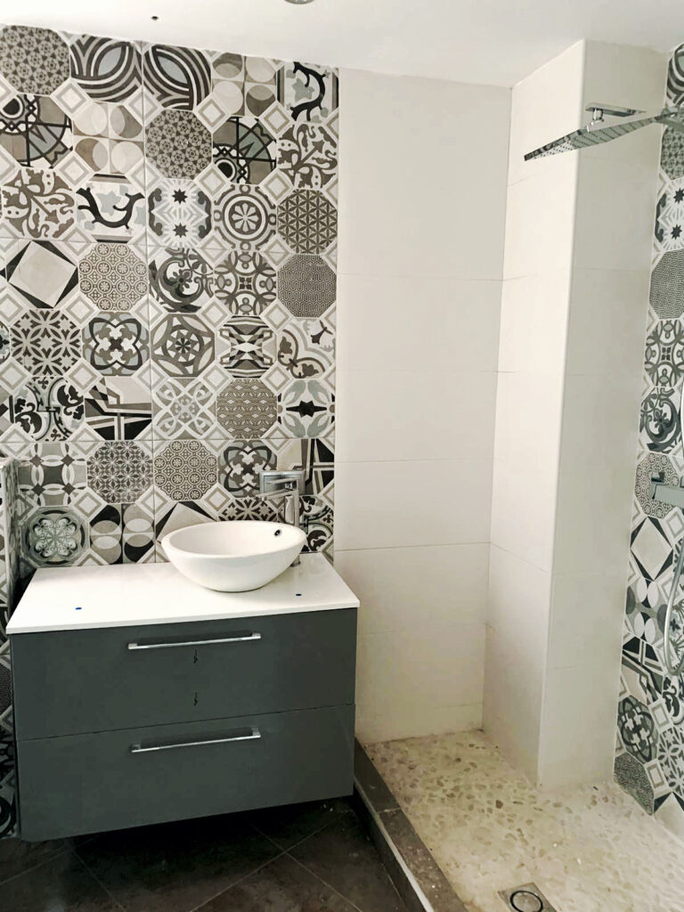 Imagen de baño minimalista en apartamento reformado en Valencia con detalles en alicatados retro