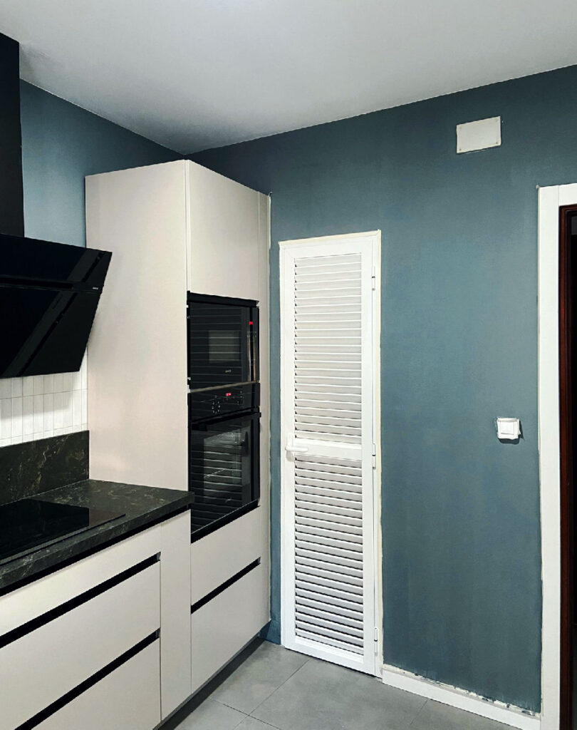 Reforma de cocina en zona Cabanyal de Valencia con paredes pintadas y mobiliario moderno