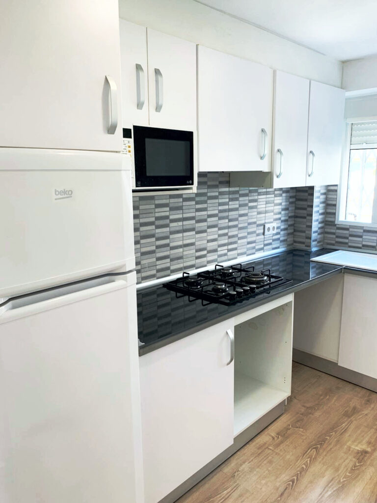 Cocina línea económica para una reforma funcional de un piso dedicado a la inversión de una empresa de inversión extranjera