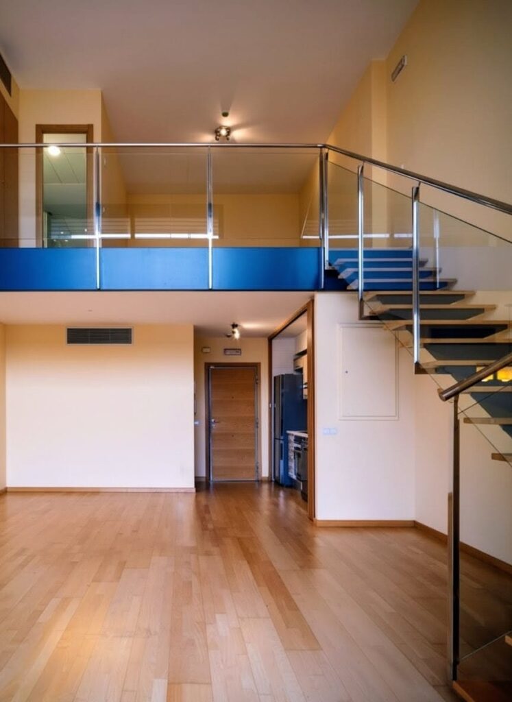 Imagen original de las oficinas en un duplex en Valencia reformados por Valencia-reforma para una empresa de marketing