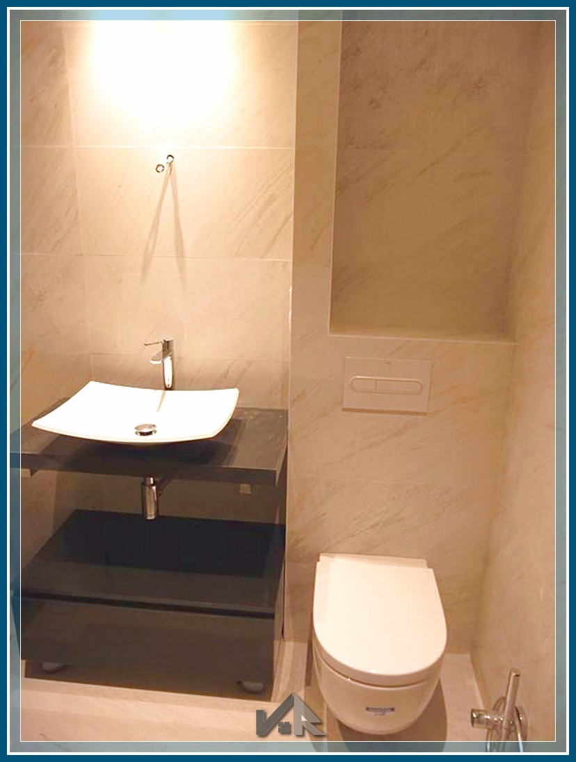 modern bathroom Valencia with porcelain wall tiles and bathtub