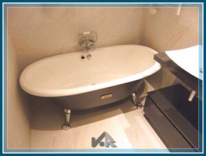 Detalle bañera ROCA de hierro fundido instalada en baño reformado en Valencia