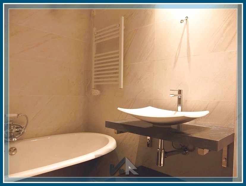 baño moderno en Valencia con alicatado porcelánico rectificado