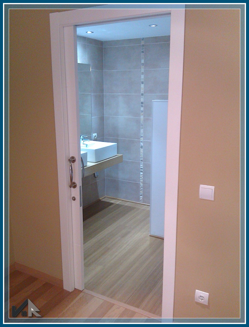 baño familiar reformado en Valencia con bañera circular y azulejos porcelánicos crema