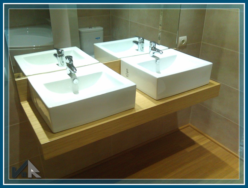 porcelain tile bathroom renovation by Valencia-Reformas.es Mestalla district