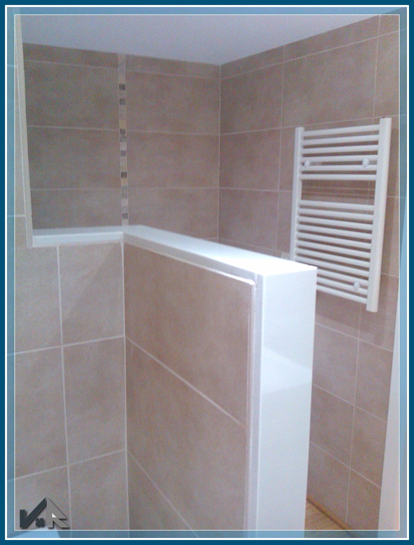 modern grey bathroom with circular bathtub and marble shelf details Valencia