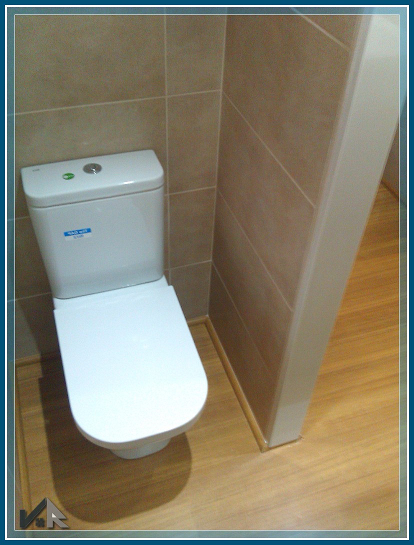 baño familiar reformado con luz cálida y acabados porcelánicos Valencia Reformas