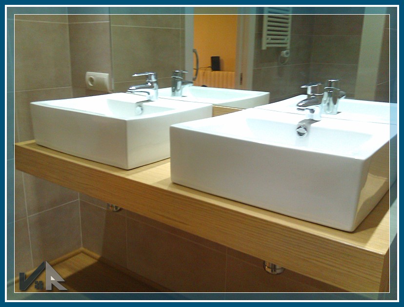 grifería cromada estilo clásico en baño reformado por Valencia-Reformas.es