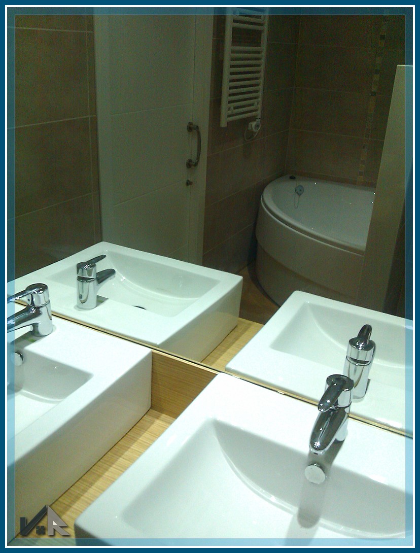 luxury bathroom Valencia porcelain tiles and circular bathtub design