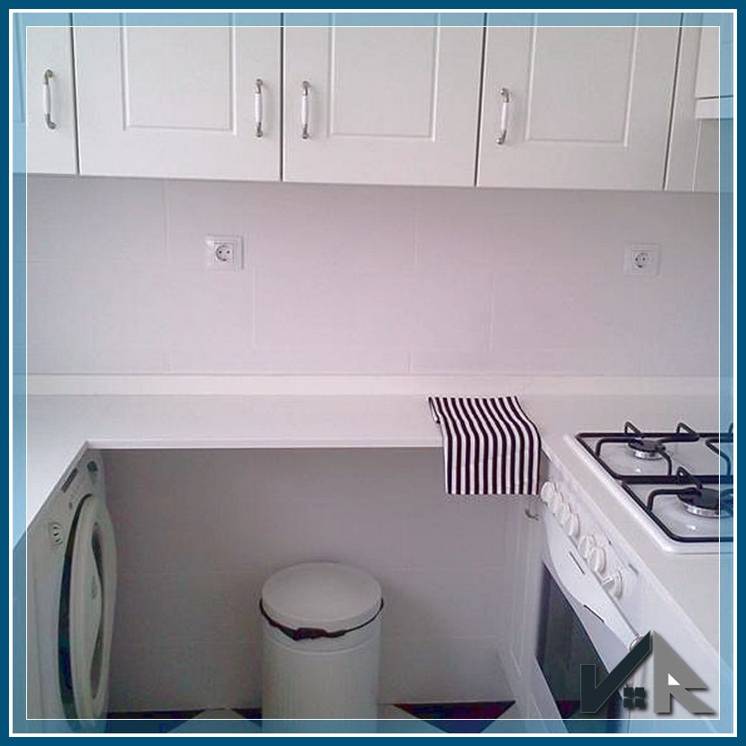 bancada blanca en cocina compacta de apartamento en Ruzafa Valencia