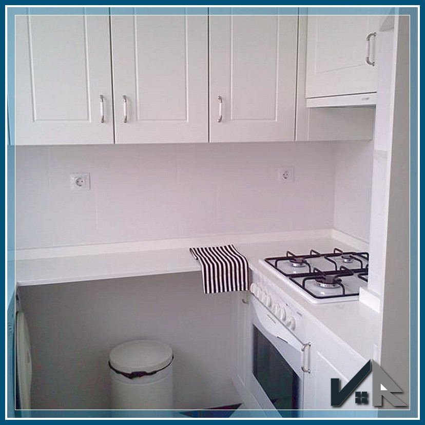 pequeña cocina reformada con luz natural en barrio Ruzafa Valencia