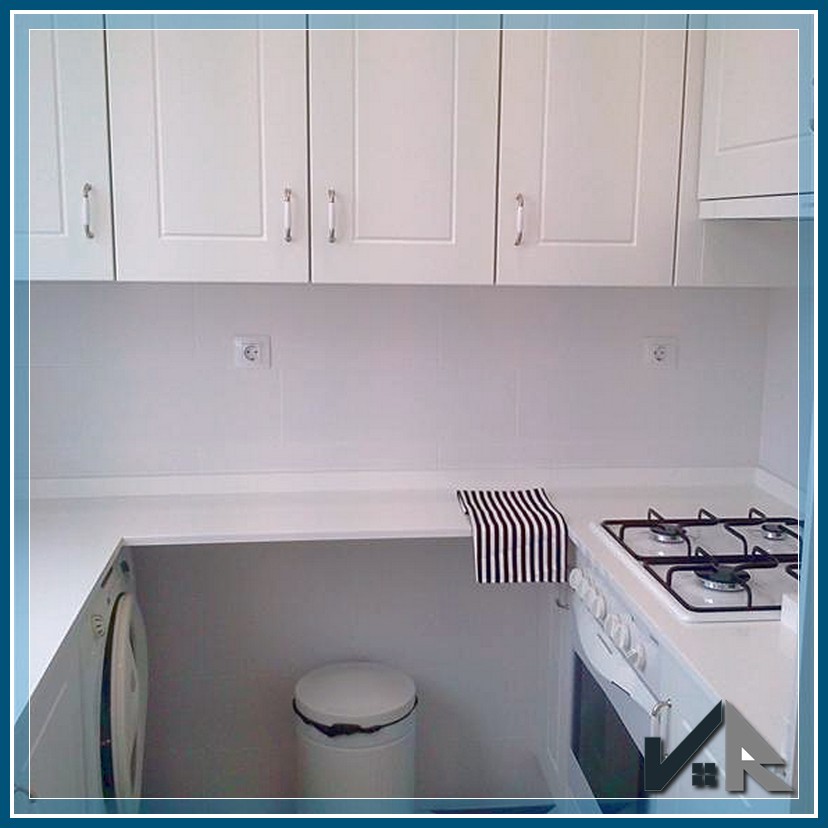 detalle de encimera blanca en cocina pequeña reformada Valencia Ruzafa