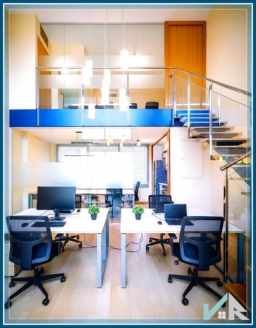 puestos de trabajo distribuidos en zona diáfana de oficinas tipo loft en Burjassot