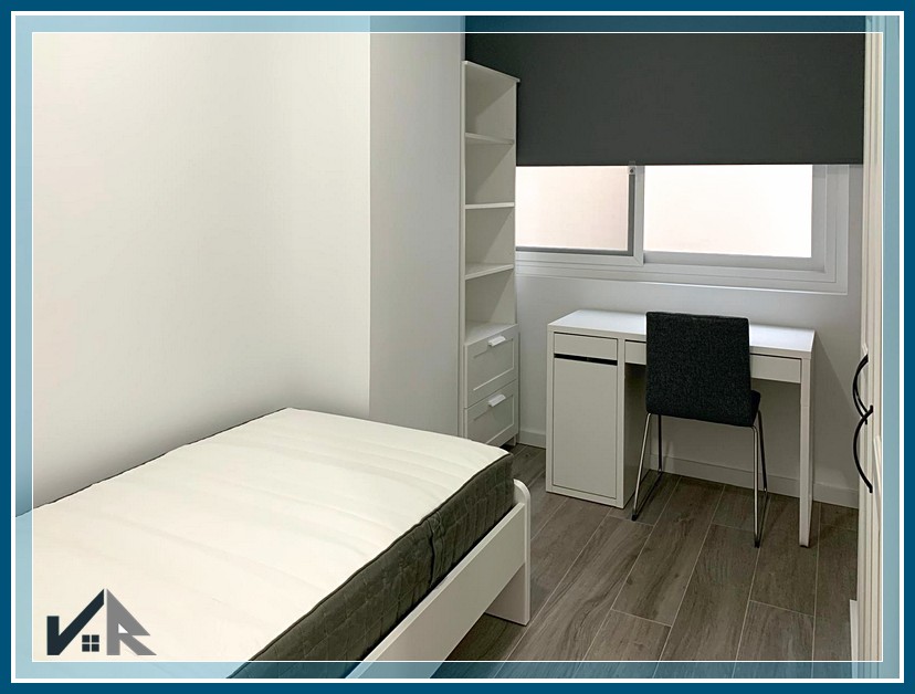 cocina lineal blanco y gris con encimera de granito · modern student kitchen Tarongers Valencia