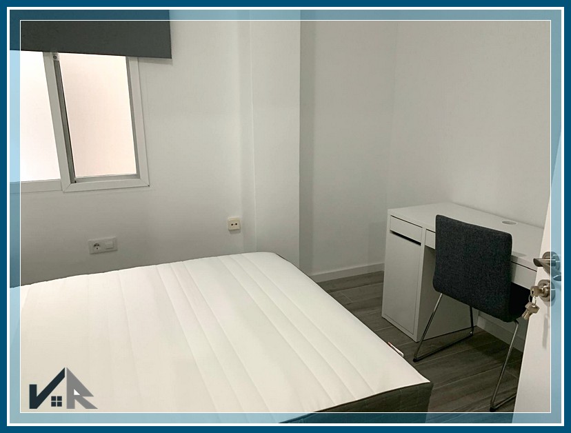 zona común luminosa con pavimento porcelánico imitación madera · bright shared area student flat Valencia