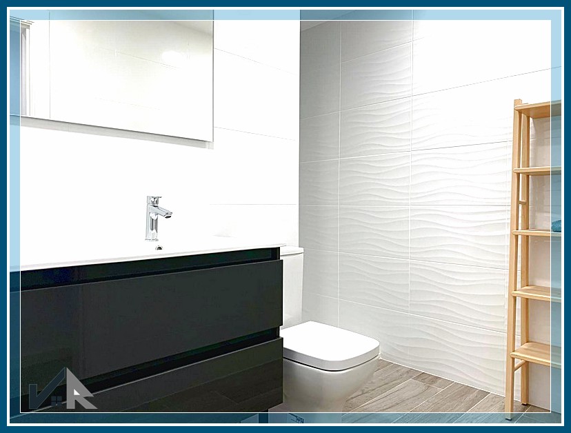 interior vivienda estudiantes con rodapié blanco y suelo porcelánico · student housing interior wood-look porcelain floor