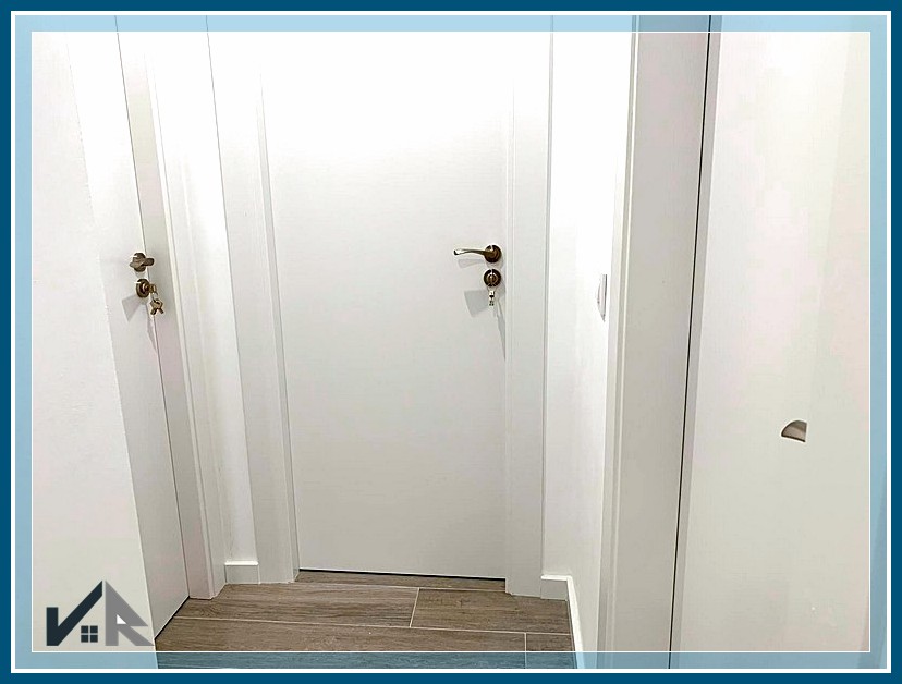 baño completo con ducha y acabados fáciles de mantener · low-maintenance bathroom finishes for rentals
