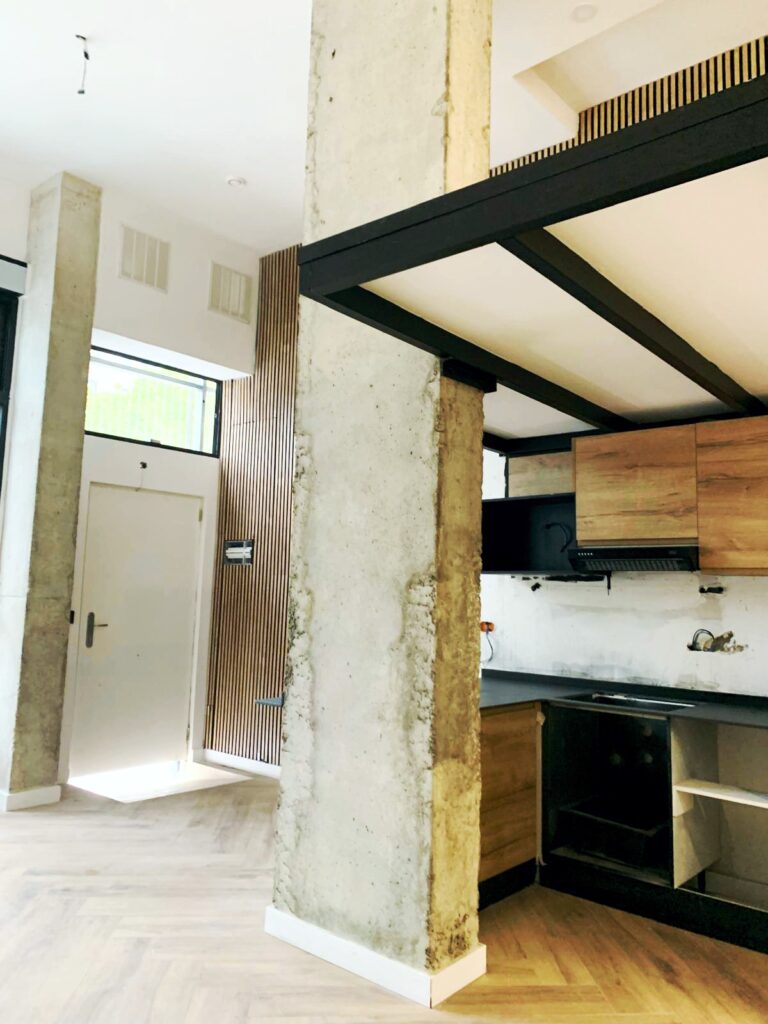 Detalles entrada en piso para alquiler vacacional tipo Booking en zona de Ruzafa en Valencia
