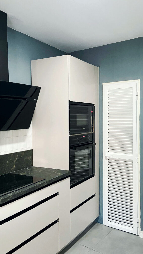 Detalle zona de columnas en cocina reformada en Picassent