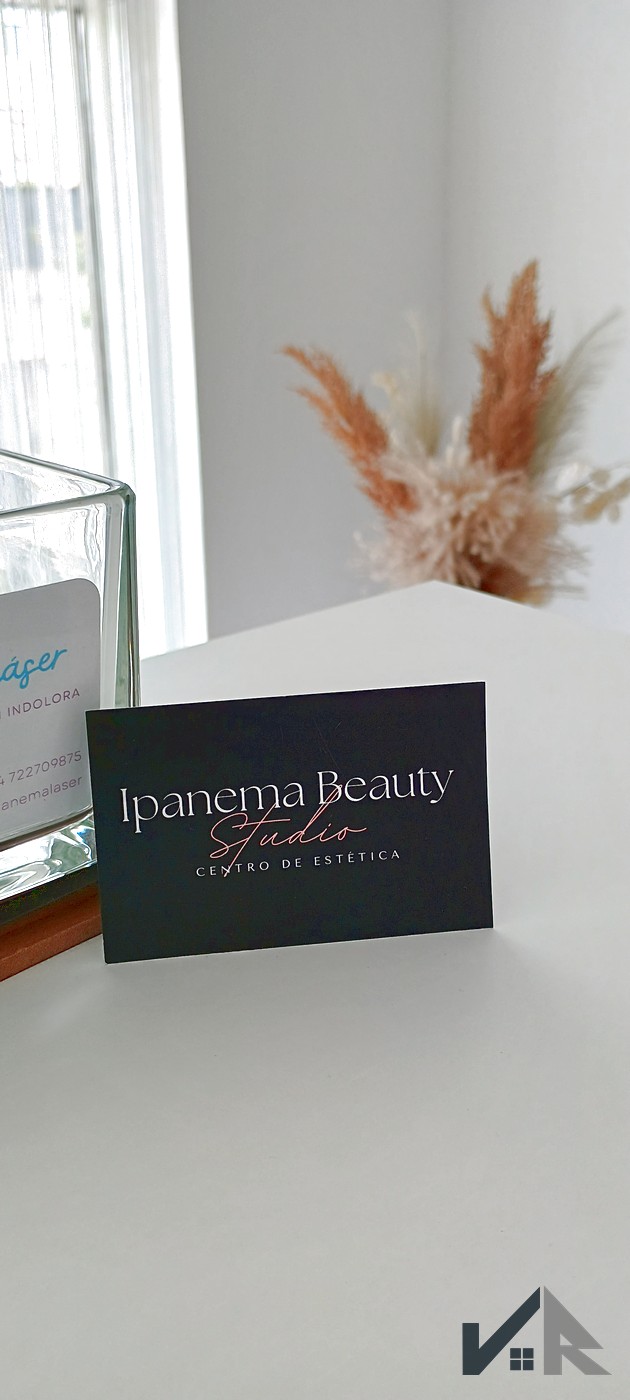 Recepción moderna en clínica estética en Valencia - Modern reception at aesthetic clinic in Valencia