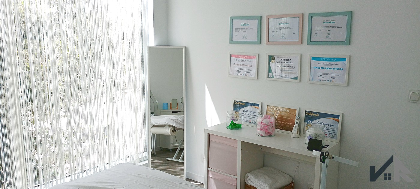 Zona de trabajo con luz natural y mampara de cristal - Treatment room with natural light and glass partition