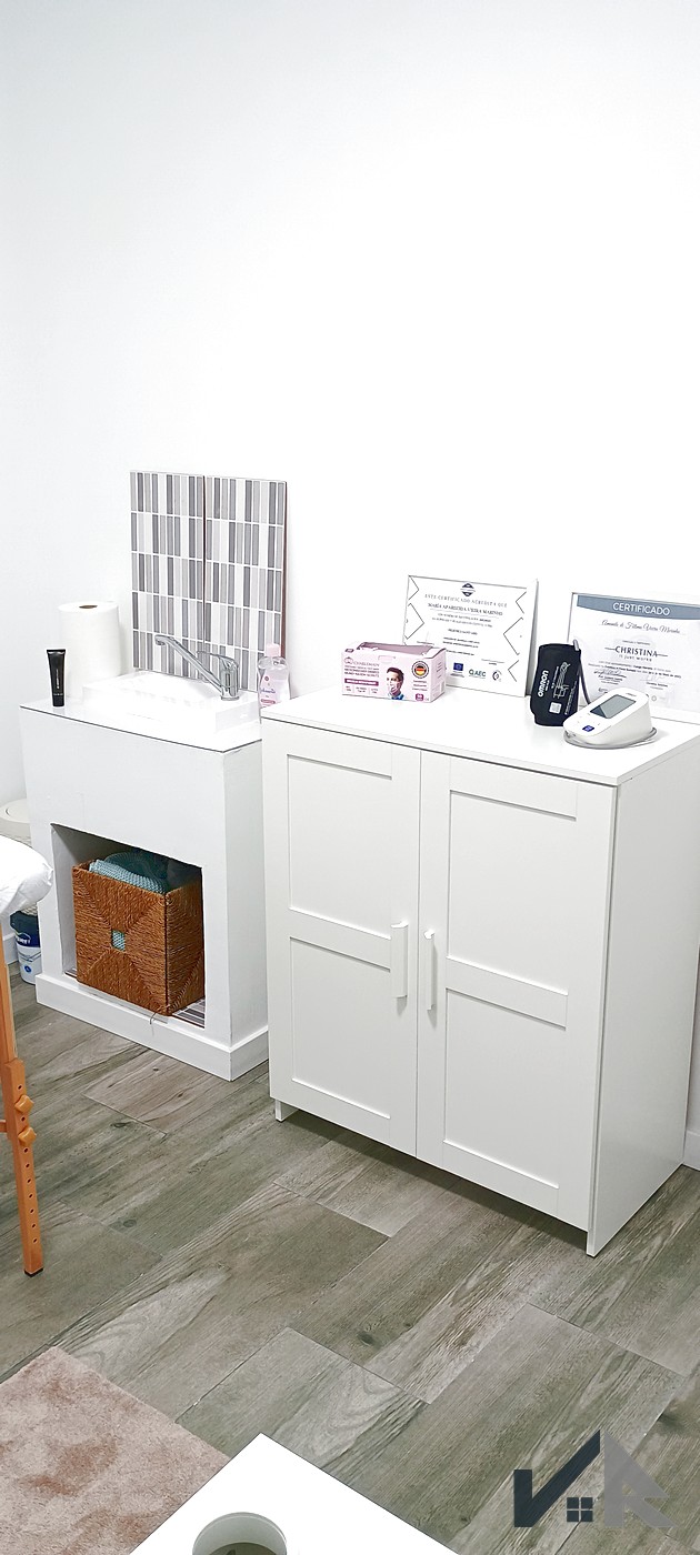 Zona de manicura con mobiliario blanco - Nail treatment corner with white furniture