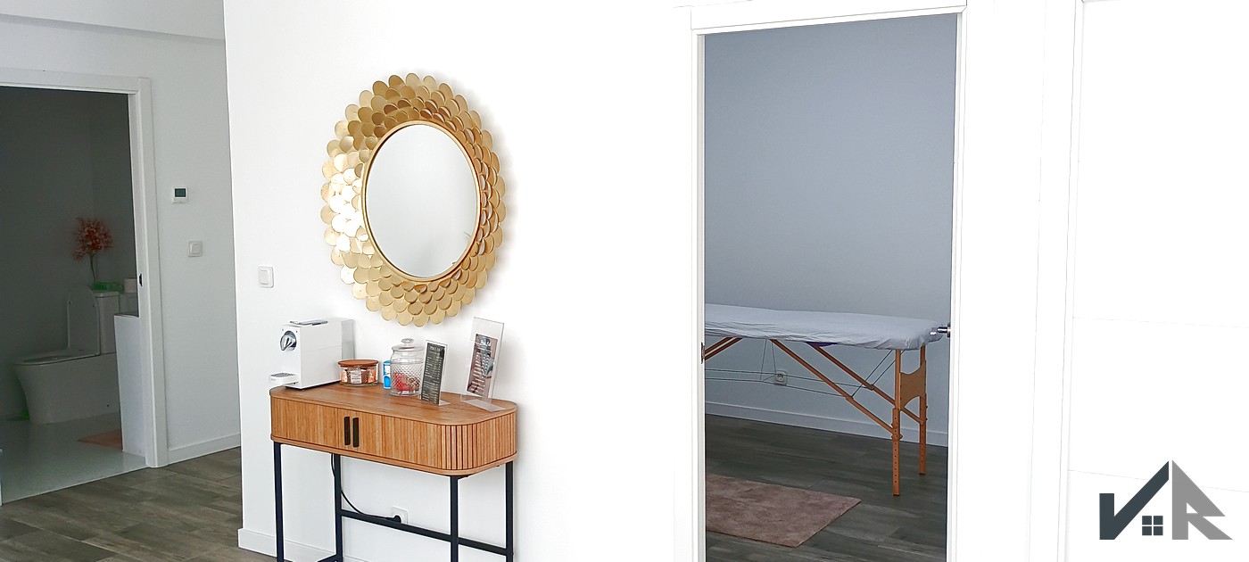 Lavabo moderno para uso de clientas - Modern washbasin for client use