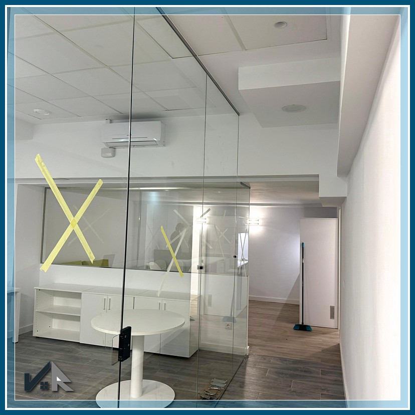 Vista general de oficina abierta tras reforma | General view of open-plan office after renovation