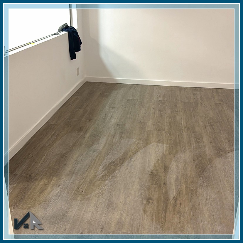 Recepción del local con nuevo pavimento y mamparas | Reception area with new flooring and partitions
