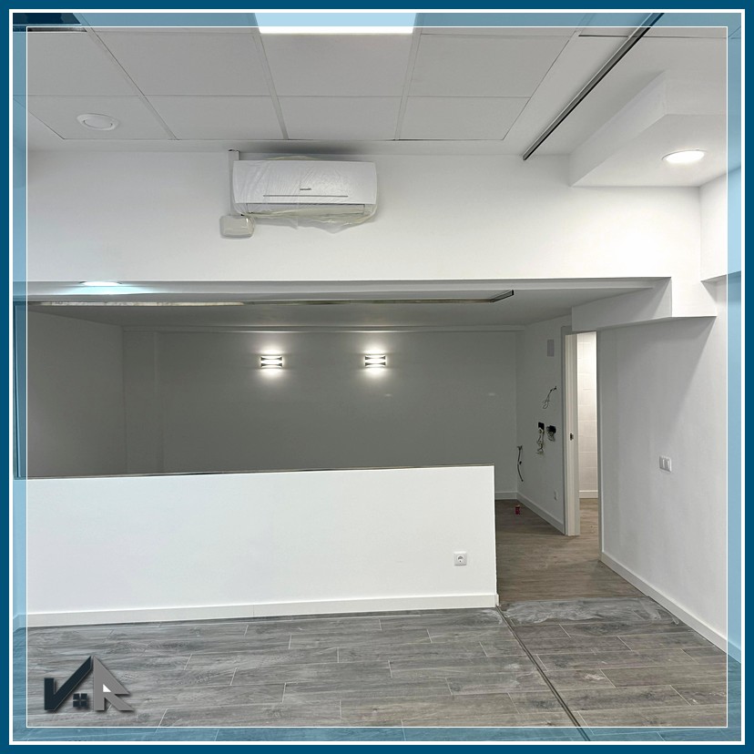 Pasillo lateral con iluminación LED y paredes blancas | Side corridor with LED lighting and white walls