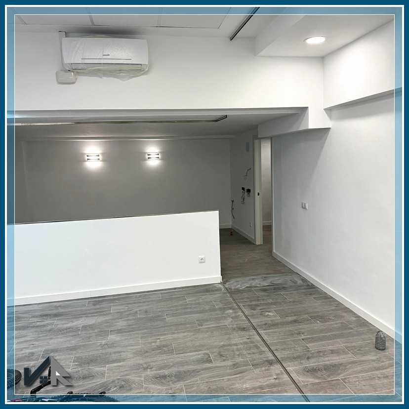 Pasillo central con paredes pintadas y suelo en PVC | Central hallway with painted walls and PVC flooring