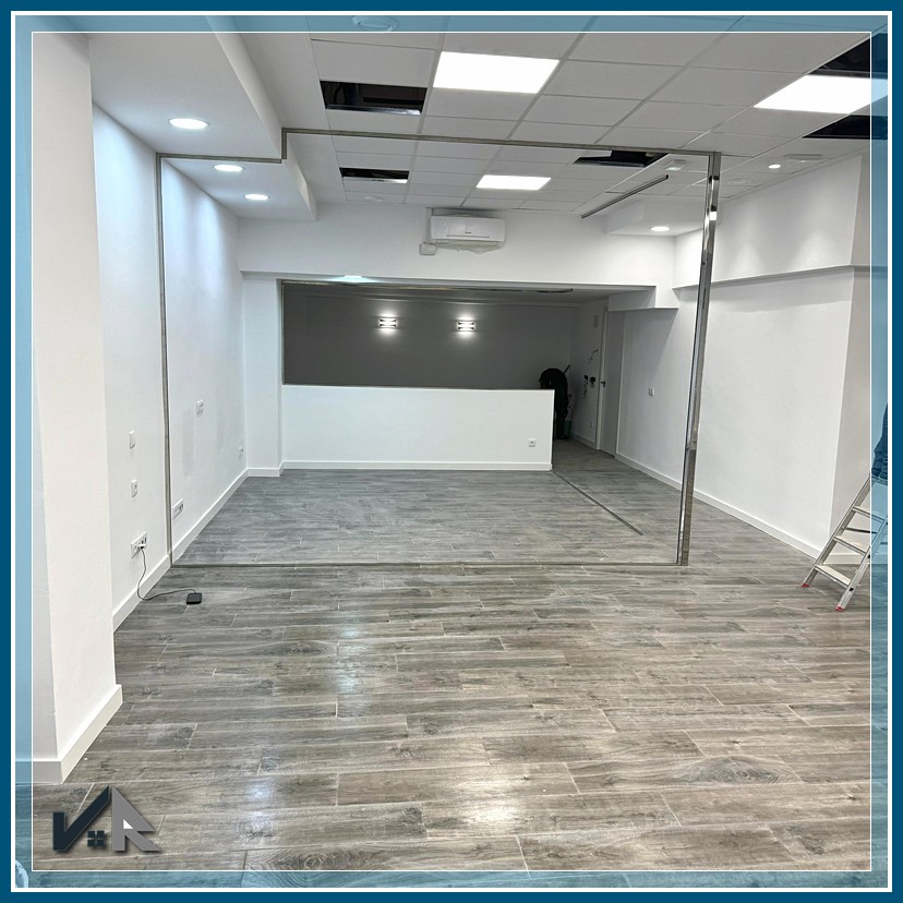 Conjunto de despachos acristalados y pasillos funcionales | Set of glazed offices and functional corridors