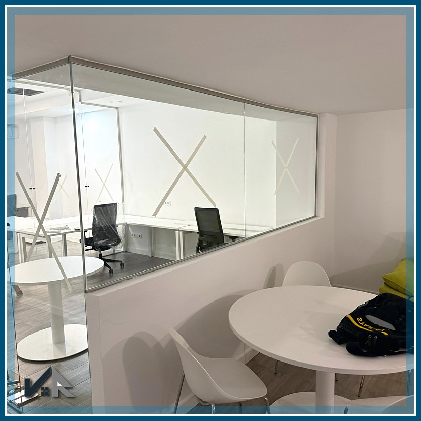 Vista desde el interior hacia zona de entrada | View from inside towards entrance area
