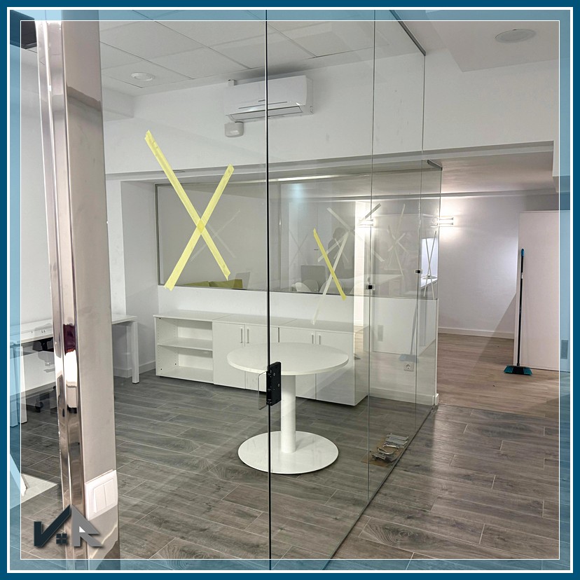 Zona de cocina-office para trabajadores con mobiliario compacto | Compact staff kitchenette area