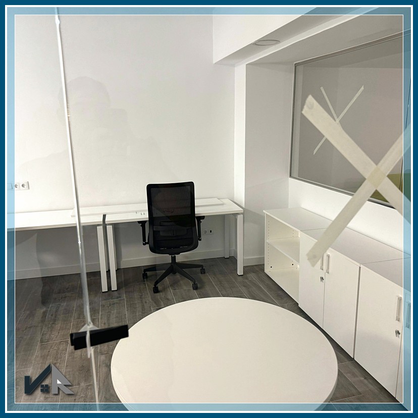 Perspectiva de pasillo y despachos con cerramiento de cristal | Perspective of hallway and offices with glass enclosures
