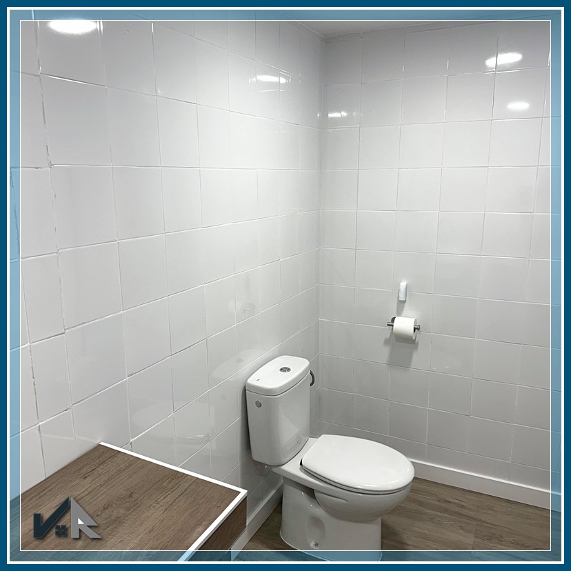 Mampara de cristal con perfilería en acero inoxidable | Glass partition with stainless steel profiles