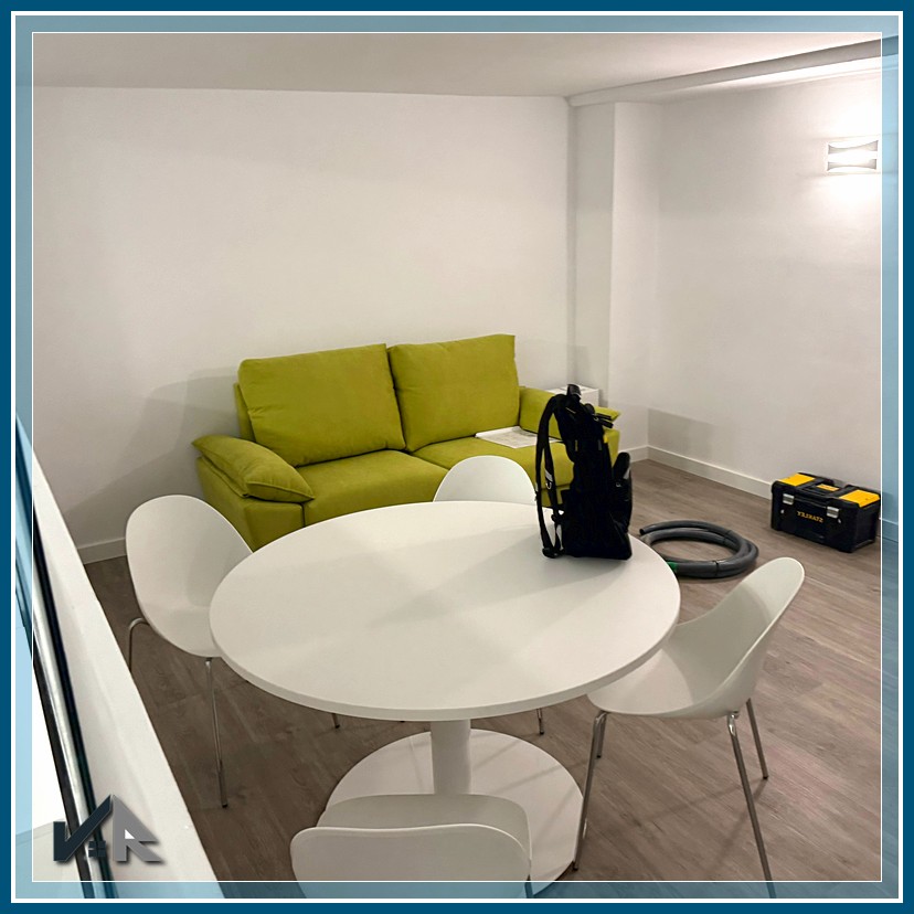 Despacho privado con mamparas y puertas correderas | Private office with partitions and sliding doors