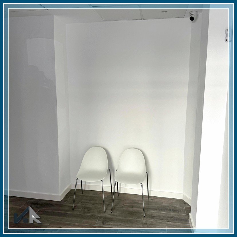 Zócalo blanco y acabado de suelo vinílico en esquina | White baseboard and vinyl flooring finish in corner