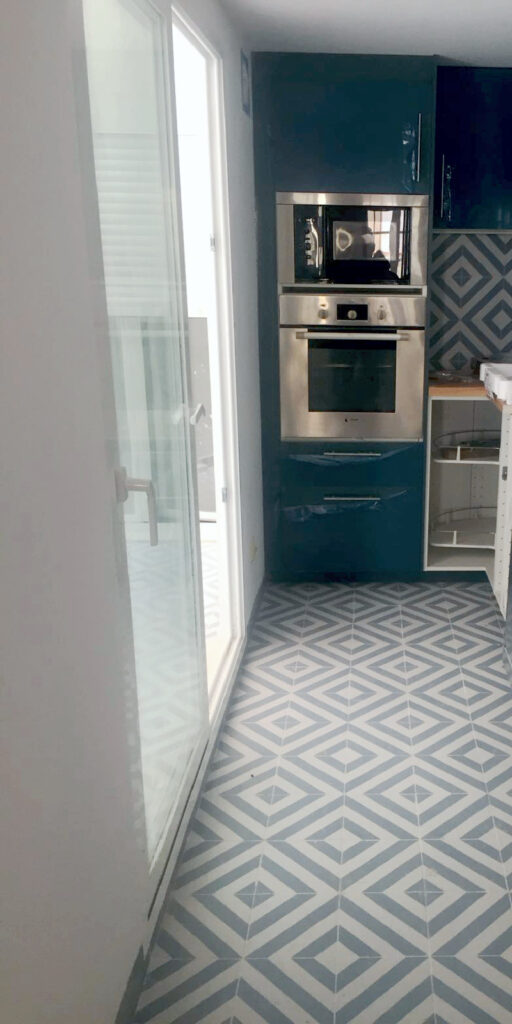 Detalle de cocina en tonos azules en reforma realizada en Valencia